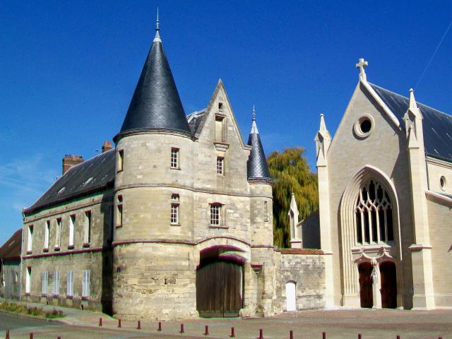 Le manoir et la porte du XVIe siècle à côté de l'église, place Charles-de-Gaulle.