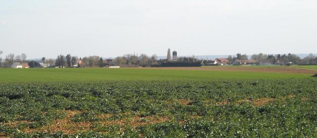 Photo d'un petit village en France, Mesnil sur Bulles. Photo prise depuis le GR124