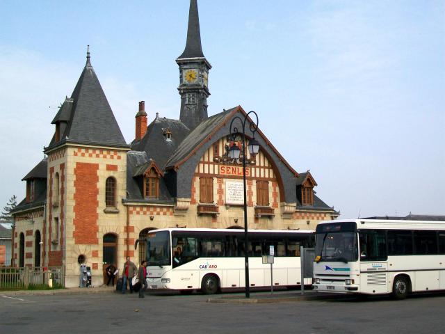 Cars pour Creil (ligne régionale Picardie-Roissy) et pour Chantilly (ligne départementale n° 15, en remplacement de la voie ferrée fermée…