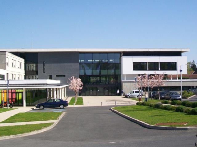 Centre hospitalier de Senlis, nouveau bâtiment de 2008, entrée principale.