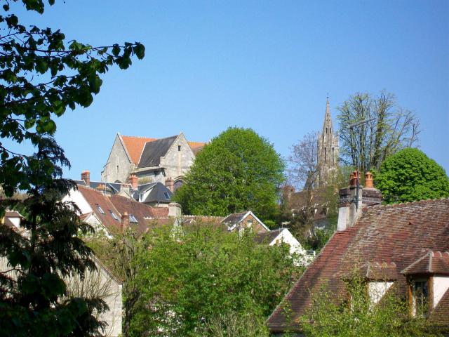 La montagne Saint-Aignan, avec au fond la flèche de la cathédrale, vue depuis le boulevard des Ôtages.
