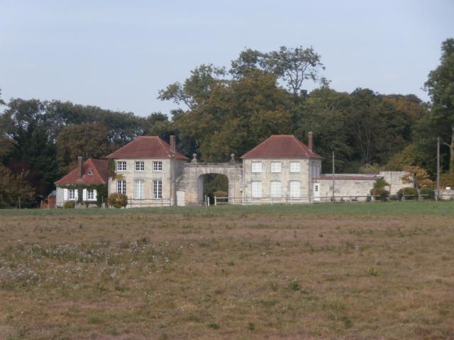 Les pavillons d'entrée de l'ancien château d'Argenlieu, à Avrechy.