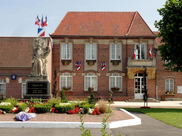 La mairie et le monument aux morts.