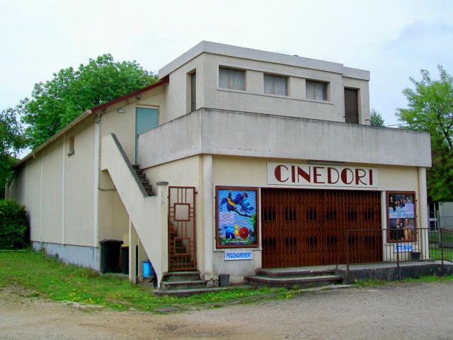 Orry-la-Ville est l'une des rares communes de cette taille à disposer encore d'un cinéma : le « Cinedori » rue des Fraisiers…