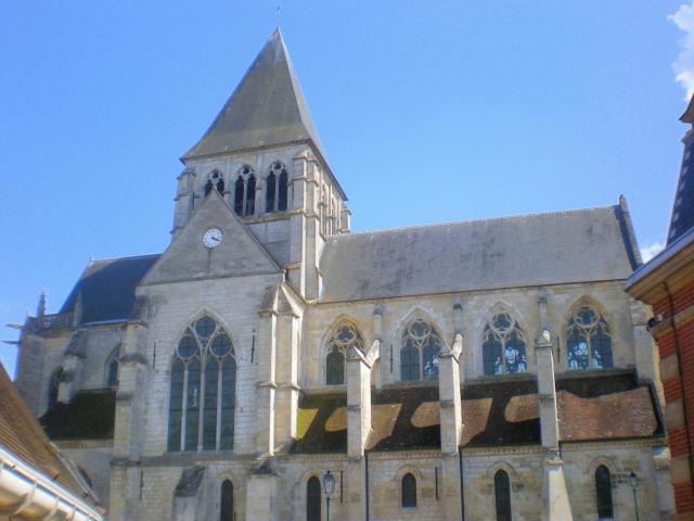 Vue générale de l'église Saint-Léger d'Agnetz (60) depuis la rue de l'église.