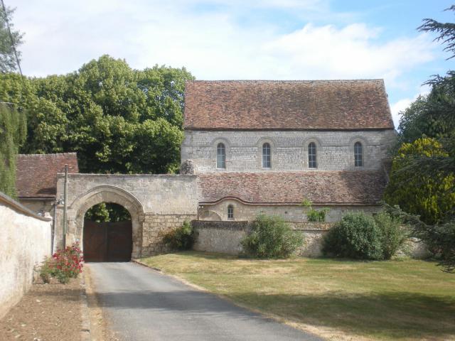 La ferme de Saint-Rémy-l'Abbaye ou prieuré de Ronquerolles.
