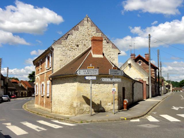 Bifurcation des rues Jules-Ferry (à gauche) et du général de Gaulle (à droite).