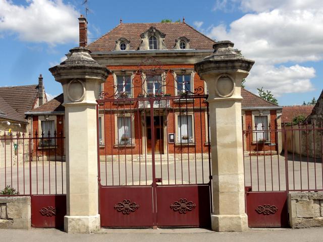Mairie, rue Gambetta.