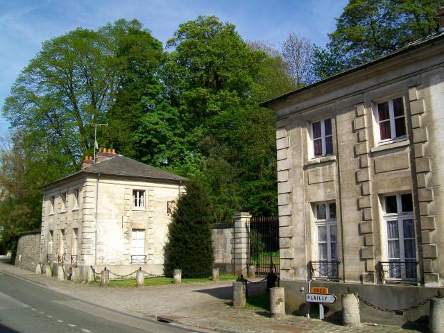 L'ancienne entrée du château de Mortefontaine et du « petit parc », avec ses deux maisons de garde.