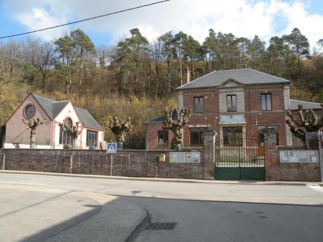 mairie et ecole de la commune de Mortefontaine-en-Thelle, oise france