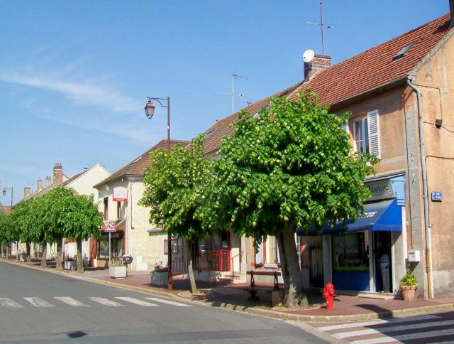 La partie centrale de la Grande Rue, avec un alignement de cinq commerces, dont boucherie-charcuterie-traiteur, boulangerie-pâtisserie…
