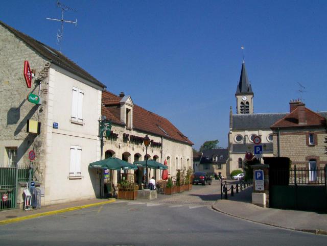 Le début de la place de la Mairie, où se trouvent également l'école du centre (partiellement visible à droite), la poste, la bibliothèque…