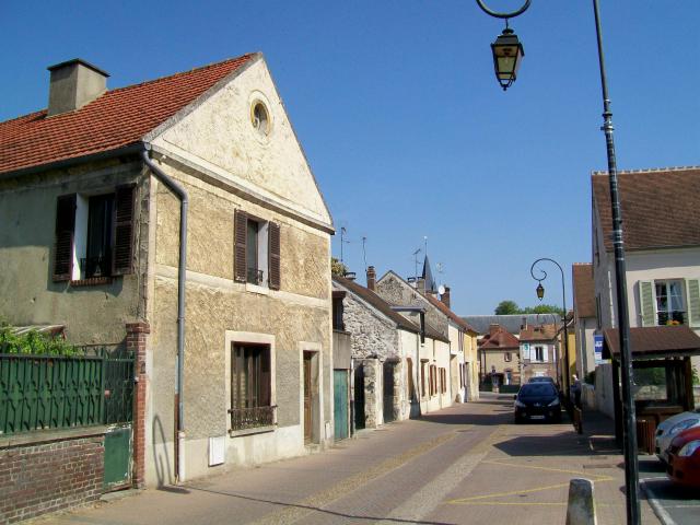 La rue d'Hérivaux, au centre du village ancien, vue en direction sud-nord. Cette rue continue jusqu'au poteau des Ecouteurs à la limite de…