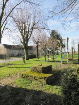 Socle d'une croix disparue à Montagny-Sainte-Félicité
