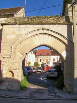 Porte de ferme du XIIIe siècle, rue Pillon-Crouzet. Une trace de la porte pietonne est visible à gauche. Au fond de la cour, deux arcades…