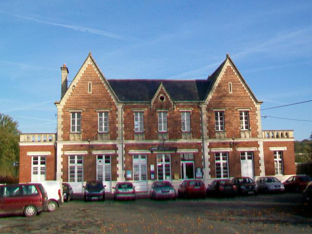 Le bâtiment-voyageurs, côté ville (Mouy).