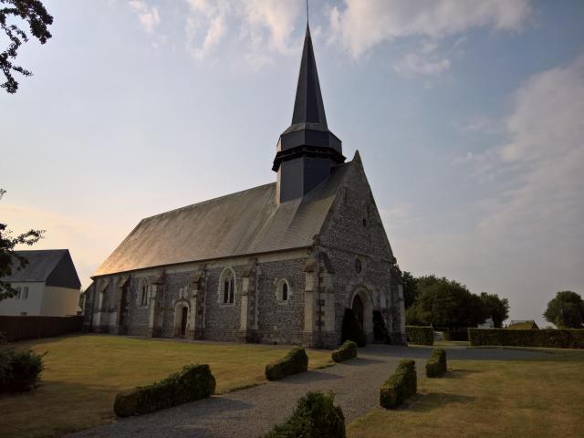 Sarnois (Oise) :Vue de l'église de trois-quart