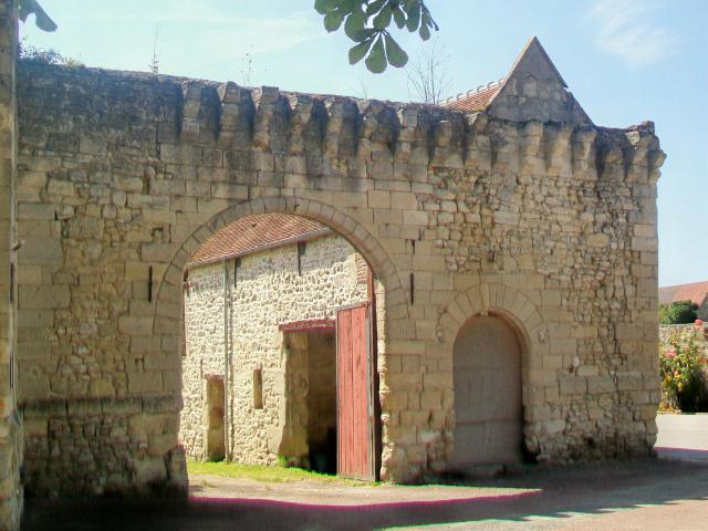 Le portail de la ferme à droite de l'église, donnant sur le nord.
