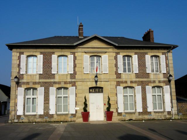La mairie, rue de la République / rue du général Leclerc, près de l'église.
