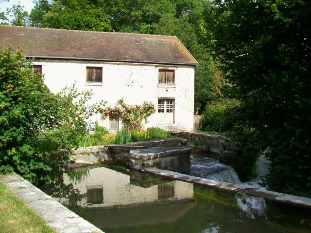 L'ancien moulin d'Avilly, à l'ouest du village. Les ouvrages hydrauliques sur la Nonette restent intacts et constituent un témoignage…