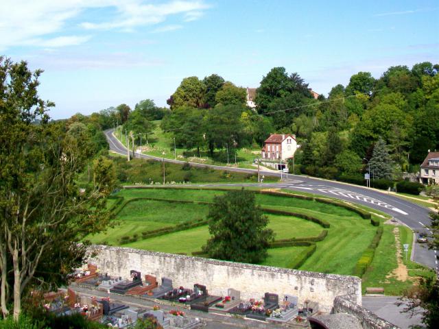 Vue dans la vallée au nord des remparts depuis la terrasse devant l'abbaye Saint-Arnould