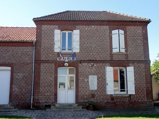 La mairie, rue de l'École.