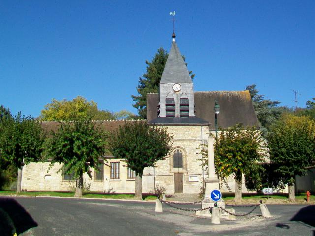 L'église Saint-Gervais-et-Protais, façade sud, et le calvaire sur la place devant la mairie.