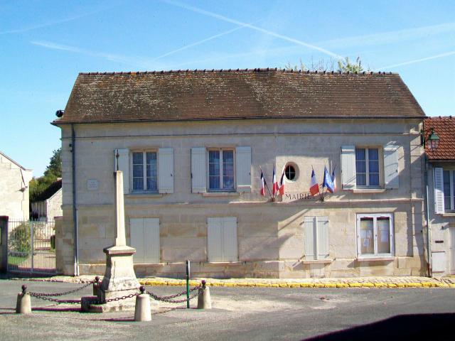 La mairie et la calvaire, 1 rue Henri-Dupriez, face à l'église. La mairie est établie dans cette même maison depuis 1874.