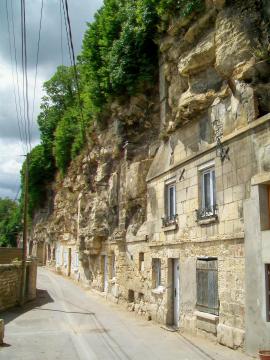 Enfilade de maisons troglodytes, dans l'impasse des Carrières. Cette rue domine la vallée de la Nonette, en haut d'un coteau orienté plein…