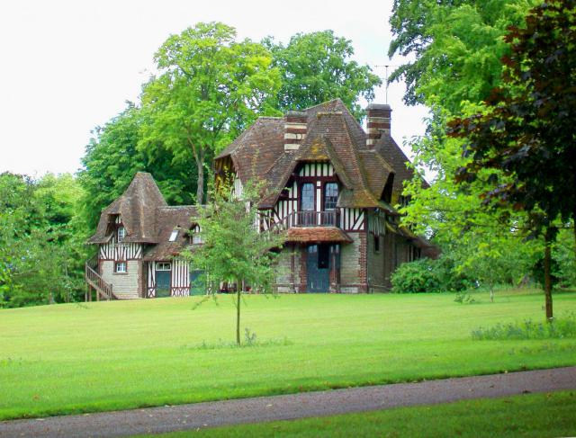 Haras « le Pré Nonette », écuries ; chemin de Chaumont à Chantilly. Tous les bâtiments du haras sont construits dans le style normand…