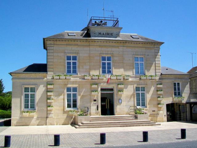 La mairie, rue de la Mairie (D 909).
