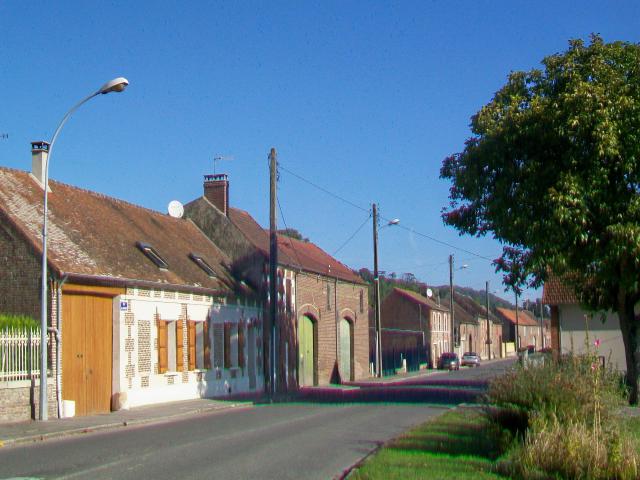 Vue de la principale rue du village, la RD 13 (ici, rue des Matinnoix).