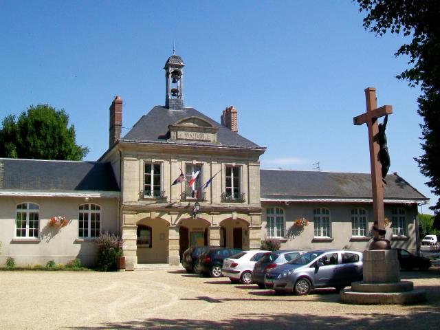 La mairie-école et le calvaire.