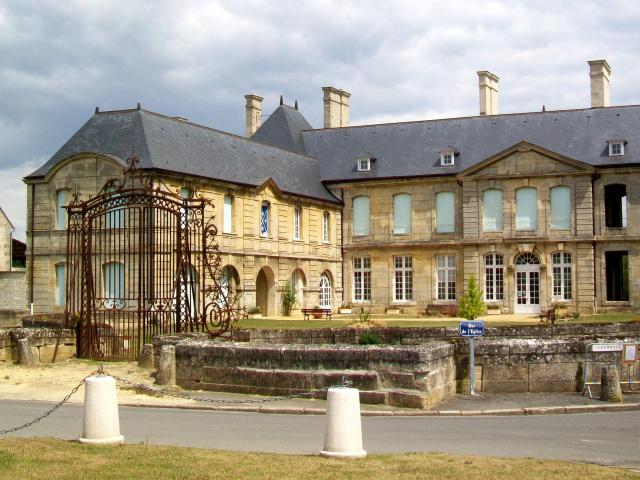 Le château de Villers-sous-Saint-Leu, en centre-ville, rue de l'Église. Le château a été ruiné dans les années 1980 et est toujours en…