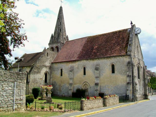 L'église Saint-Denis du XIIIe et XVIe siècle, rue de l'Église ; façade nord essentiellement romane.