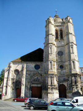 Le clocher et le portail de l'église Sainte-Maxence (orienté nord-ouest).