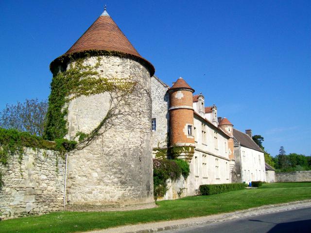 Le colombier de la ferme du château, sur la rue du Manoir ; il est également inscrit M.H.