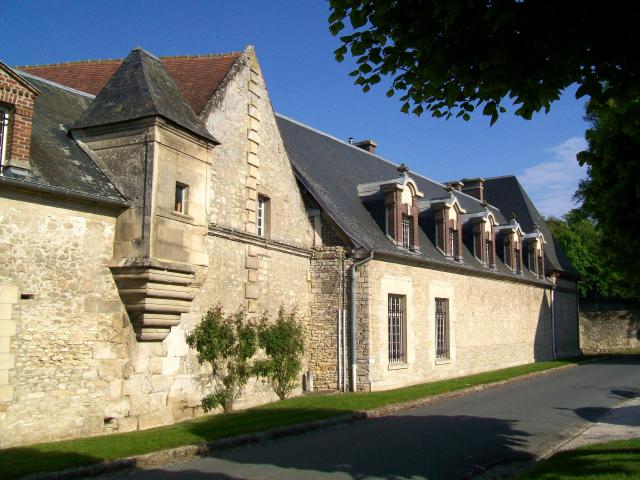 Le pignon est de l'ancienne écurie du château avec son échauguette est également inscrit Monuments historiques avec l'ensemble du mur de…