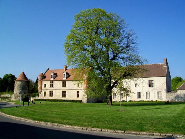 Le manoir XVIe s. de la ferme du château et son colombier (à gauche) et le manoir XVIe s. de la ferme Parmentier (à droite), à l'entrée…