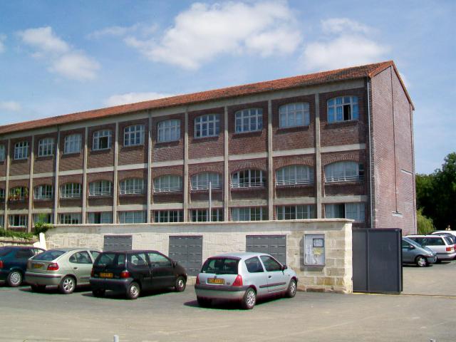 Ancienne usine dite Parvilliée ; ateliers construits après 1920, rue du Pont. L'ensemble de l'usine a été convertie en logements.
