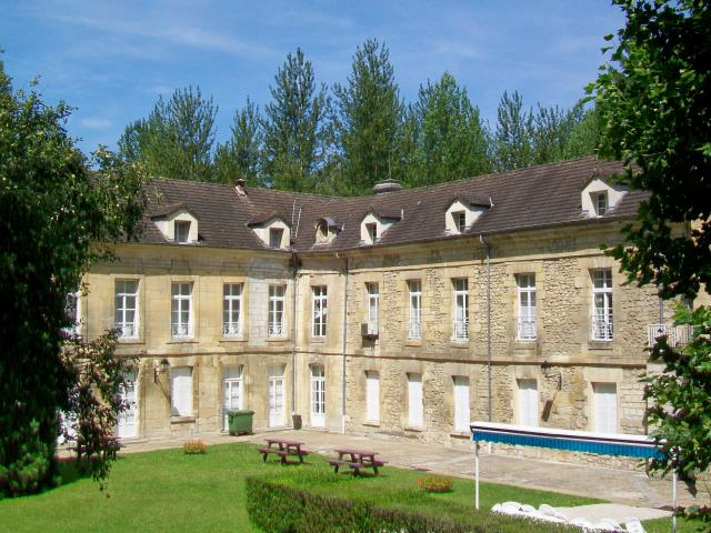 Le château de Sous-Rivière, rue Roger-Salengro, en direction de Maysel.
