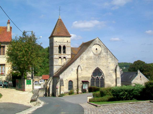 L'église Saint-Martin de Cramoisy, chevet et clocher roman ; vue depuis le sud-est.