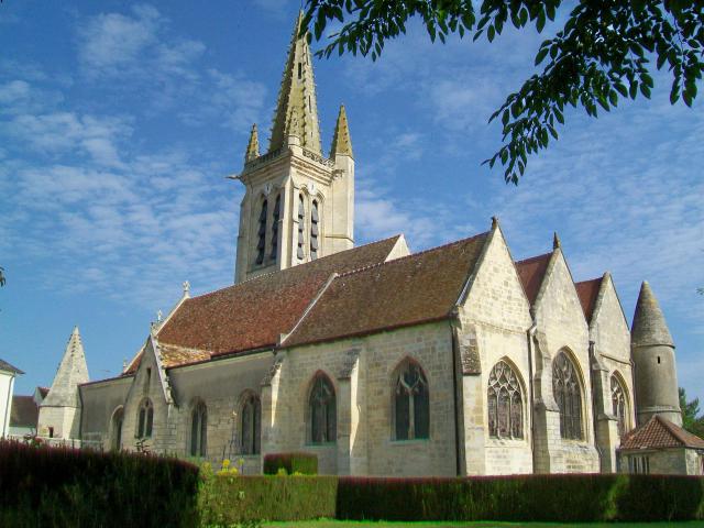 Vue d'ensemble de l'église depuis l'est (jardin de l'ancien presbytère).