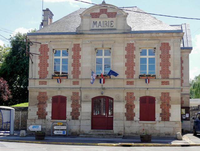 Mairie, Grande-Rue, au carrefour avec la rue de la Gare.