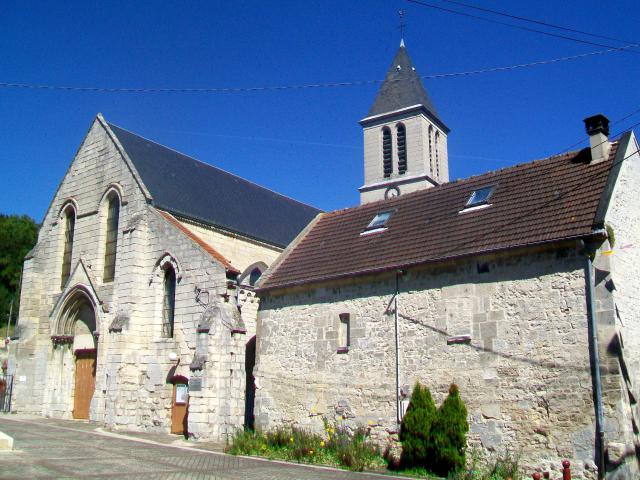 La façade occidentale et le portail ; le bâtiment à droite ne faisant pas partie de l'église.