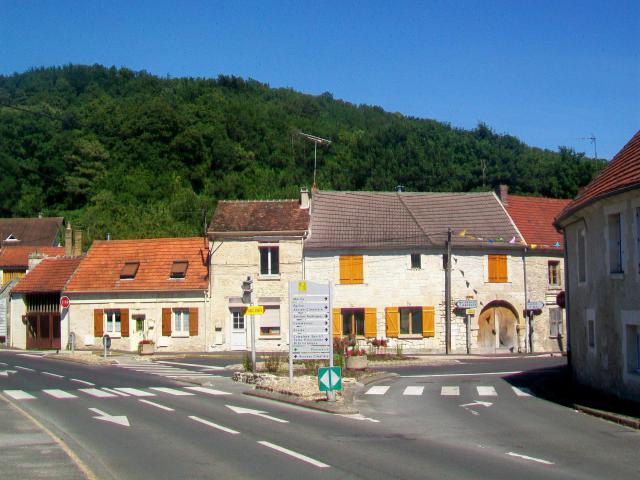 La place publique (nom officiel de la place) à l'entrée ouest du vieux village.