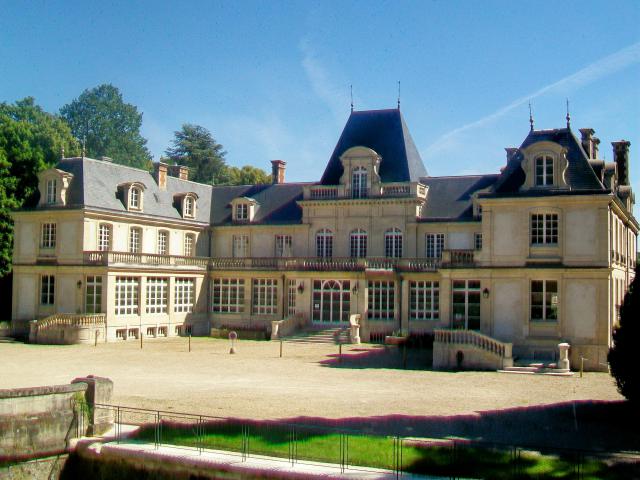 Le château de Monchy-Saint-Éloi, façade nord sur la rue_de_Caucriaumont (seule façade visible depuis la voie publique). Centre de…