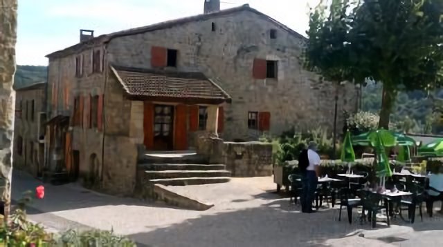 rue principale avec son restaurant et sa terrasse boucieu le roi