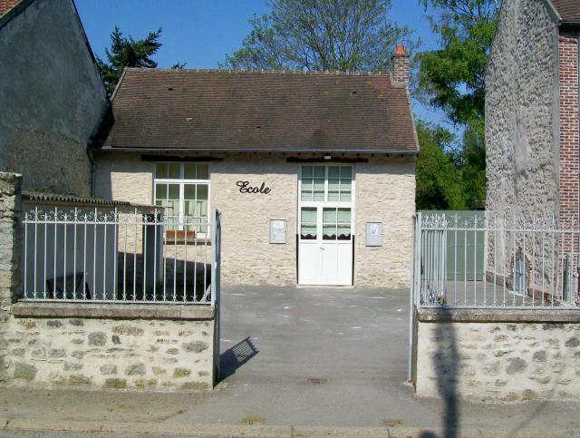L'école maternelle de Montlognon, à gauche de la mairie, rue du Moulin. Il n'y a plus d'école élémentaire dans la commune, les élèves de…