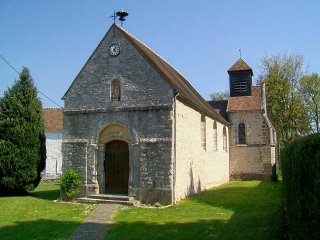 L'église Sainte-Geneviève, rue du Moulin. L'église a été rebâtie vers 1775, avec conservation du caractère roman de la nef et du portail…